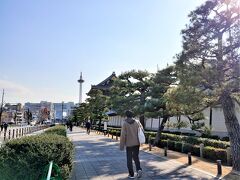 14:57　もうすぐ東本願寺到着
正式名称「真宗本廟」真宗大谷派の本山、通称お東さん
慶長７年（1602）、徳川家康さんから土地の寄進を受けて建立