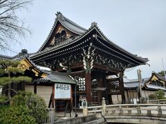 9:30　御影堂門
西本願寺の正式名称は龍谷山本願寺（浄土真宗本願寺派の本山）で、通称お西さん