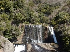 龍門の滝
落差26m、幅40mの豪快な二段落としの滝
駐車場から歩いて数分のところにあり、滝にありがちな急階段の登り降りがない