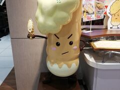 熊本駅へ戻りアミュに入っているハローデイへ買い物をしに行きます。

お、こんなキャラクターが出現してるじゃないか。ちくわサラダ。どちらも味の邪魔はしないので食べやすいですが、一度食べたらいいかなー。