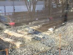ちょうど１週間ほど前、３月の大阪新駅（うめきたエリア）開業に向けて線路切替工事が終わったばかり。

この電車も、これまでの地上線（左側）ではなく、地下線に入っていきました。