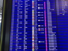 行先案内。
ソウル・台北がほとんどですね。
中国本土行きが無いのがコロナ前との違いでしょうか。

あと、ターミナル１に日系航空会社が就航していないのが残念なところ。