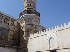 アル・シャフィー・モスク（１４００年前のモスクでムハンマドの死後、２代目頃の古いモスク。ミナレットは８５０年前。ミナレットは後で加えられ説教する為に造られた。（大理石造りです。）ミフラーブはオリジナルです。