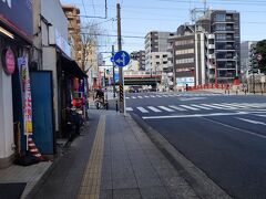 阪東橋駅から黄金町駅へ歩いていきますよ。京急が見えますね。