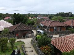 塔の上には登れませんが、塔のある高台から見た竹富島の家並み。
赤い屋根の家々がほとんどでひと昔前の沖縄の集落が残されています。