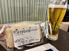 6:25　羽田空港
どうも(∩´∀｀)∩ﾜｰｲ

ANAラウンジです。
朝ごはんのタマゴサンドを持ち込んで
生ビールで朝食。