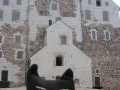 トゥルク市内観光はフェリーターミナルからほど近いトゥルク城から。
「13世紀にスウェーデンのヒトがつくったのが始まりにゃんだって」