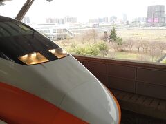 台湾新幹線は乗客不足だって言うけど、週末だからかけっこうな乗車率だった。