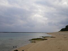 空港のある徳之島の西側では風がすごかったけど反対側の東側はご覧の通り波もなく穏やか。
