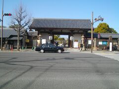 イオンモールの南側の道を真っすぐ歩くと、東寺の慶賀門に突き当たる。