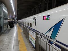 　博多駅では、同一ホームで「ひかり」に乗り継ぎ。赤いLEDの「ひかり」新大阪行きは、東海道新幹線ではありふれた光景ですが、山陽新幹線では珍しい存在です。
　中でも夜の594号は、「のぞみ」より停車駅が２つ多いだけで、博多～新大阪を２時間40分で結びます。「バリ得」を使えば、「こだま」と同様に8,600円で乗れてしまうことから、隠れた超乗りドク列車として知る人ぞ知る存在です。
