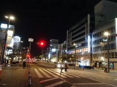 　コロナもだいぶ落ち着いた金曜の夜とあって、大手前通りを行き交う人の数はかなりのものでした。僕も若干 千鳥足のまま、セブンイレブンでさらにアルコールを調達。