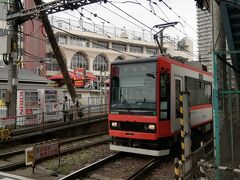 王子駅で都電を横切ります。