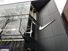 原宿のNIKEも近くまで寄ったので覗きます。
最近DUNKをNIKEアプリから買ってしまったので何も買いませんでした。
渋谷へと移動します。