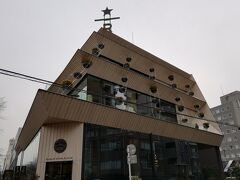 更に中目黒のドン・キホーテがNIKEのスニーカーが充実していると別のyoutubeチャンネルで見たので行ってみる事にしました。
途中人だかりが出来ていてなんだろうと思ったら、スターバックス リザーブ ロースタリー トウキョウという焙煎機を有した国内唯一のスタバらしいです。