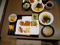 郷土料理は鶏飯くらいであとはビジネスホテルの朝食ビュッフェみたいな感じ。
ビュッフェだとどおうしても取りすぎてしまうけど、まだましな方かな？
