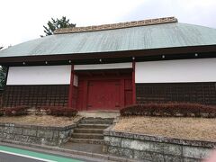 馬場の赤門

菊名駅前からバスで10分ほどの住宅街の中にありました。
江戸時代末期に周辺４か村の総代名主を務め、名字帯刀を許された澤野家の門であるそうな。

横浜市の歴史的建造物