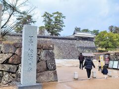 県庁前からお城が見えてきますのでい、さらに進むと大手前の大手門跡からお城に入ることができます。