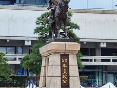 松江しんじ湖温泉駅からバスで、松江城まで行けば良いのですが、それほど、遠くなさそうなので、歩いて移動することとします。

松江しんじ湖温泉駅から10分程度で、県庁前まで来れました。
松平正直公の銅像を左手に見ながら