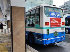 ちなみに松江城へは、JR 山陰本線「松江駅」からレイクラインバス 10 分、国宝松江城「大手前」下車となりますので、その反対方向で松江駅まできました。
松江市交通局のバスは、こんな感じです。