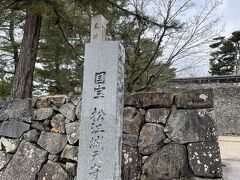 少し歩くと国宝松江城に着きます。