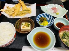 2月の別の日のランチ。
天ぷら・刺身定食が1,000円ってコスパ良い！
昔ながらの雰囲気も良い感じです。