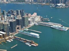 Ocean Terminal オーシャンターミナルは、九龍半島南部の先端にある尖沙咀区にあるクルーズターミナルで、アベニュー・オブ・スターズ、尖沙咀プロムナード、時計塔、スターフェリーなどの観光スポットにも近く、また香港文化センター、香港美術館、香港宇宙博物館があった。

中でも、1989年11月に正式オープンした香港文化中心（香港文化センター：英名はHong Kong Culture Centre）は香港を代表する文化芸術ホールでした。
コンサートホール、グランドシアター、スタジオシアター、エキジビションギャラリーなどがある。5.2ヘクタール、82.231㎡の面積という大きな、立派なものだ。

日本にいたらまず出来なかっただろうが、香港ではコンサートホールの会員になり、時間を作っては安い料金で、毎月訪れる各国の一流の音楽を楽しむことができたから、（音楽にはウトイのですが）香港単身生活も悪くはなかった。

写真は2007.11.30.香港・九龍俯瞰：中央にパシフィック倶楽部、右にオーシャンターミナル、その上にスターフェリー埠頭、時計塔、プロムナード等がみえる。