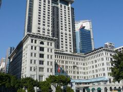 写真は2007.11.30.香港・少し離れて撮ったThe Peninsula Hotelペニンシュラホテルの全景・024