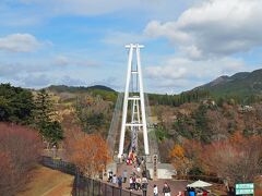 由布院を後にして、「九重“夢”大吊橋」に向かいました。長さ390m、高さ173m、幅1.5mで、歩道専用として〈日本一の高さ〉を誇る吊橋なんだそうで…………ええ、高所恐怖症なんです、わたくし。

高所恐怖症の口コミを調べたところ「とにかく絶景で怖さが気にならない」「揺れないので問題なかった」などの体験談がありまして、もしかしたら行けるかも？！と思ったのです。さて～？？？(・∀・)

◇九重“夢”大吊橋
https://www.yumeooturihashi.com/