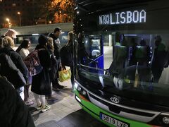 マドリードに10時間くらい滞在した後は、
Flixbusの夜行便で、リスボンに向かいます。
ダイナミックプライシングのようなので1ヶ月前くらいに予約しましたが、1人15ユーロで思ったよりもお得。
本当は寝台列車を探したけれど、運行していないようで断念。