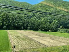 JR神戸線の姫路駅経由でJR播但線から山陰本線を走行。
姫路駅で進行方向が変わります。
座席の向きを変えるのが面倒…
播但線は、自然の中を走ります。