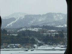 長岡あたりから雪景色。
長いトンネルを抜けたら真っ白になってて、まさにトンネルを抜けると雪国だった(@_@)