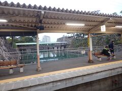 少し歩いて琴電高松築港駅。
どこか懐かしい雰囲気の駅舎とホーム。

駅のホームからは玉藻公園（高松城）のお濠が見えました。