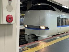 サンダーバードに乗って加賀温泉駅へ。
自由席でしたが座っていけました。