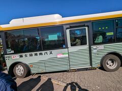 会場到着。ナナメっているのはカメラじゃなくてバス(^^;)

これ以上の急坂＆超細道をバスは登ってきました。山上にも一般向け駐車場はありますが台数も少なく細道でのバスとの離合（すれ違い）も多いので、クルマで来る方は臨時駐車場推奨です