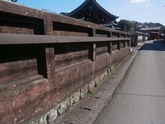  まもなく正法寺に到着です。正法寺の塀はレンガ造りです。