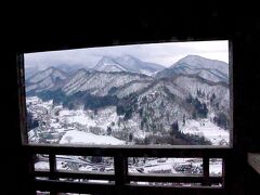 せみ塚をすぎ仁王門をくぐり、さらに登ります。
参道を離れ、雪の残る道を進むと五大堂に着きました。
まさに立石寺の景色。雪景色が絵になります。