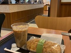 15時、疲れたので久喜駅のパン屋さんで一休み。