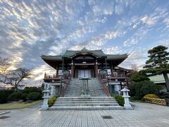 本殿に参拝
寺男さんがせっせとお掃除してて、とても気持ちの良いお寺さん