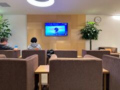 ヒコーキは17:35発。

16時頃に空港に着き車を返却して
カードラウンジに入る。

ハッ! クレカ・・使えないんだった・・
しかし前日使用できなくしたことを伝え
提示してみると問題なくラウンジに入れた。

昨日捨てなくてよかったー