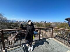 福岡城址と西方面風景をバックに記念撮影