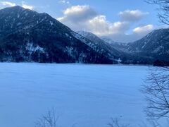 三本松（戦場ヶ原の最寄りバス停）16:45頃→＜東武バス＞→湯元温泉17:03（終点）

本日の宿泊先である湯元温泉にバスで向かいますが、途中、湯ノ湖を通ります。
湖面が凍っていています！こういった光景も初めて見たので感動しました。