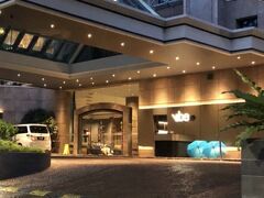 バイブホテルに到着～
シンガポール、ホテルが高いっ！涙
一泊一室素泊まりで25,000円程度だったかと思います。元々はエリザベスホテルの名称だったようですが、2022年にリニューアルされたとのこと。
そのため、若干建物の古い部分等はありますが、シンガポールでこの値段でこの質なら満足でした！
ホテル予約も日本語で可能です。
難点としては、マウント・エリザベスを登った先にあるので駅から１０分程度坂道を登る事になります。
スーツケースを引っ張って、坂を登るのは暑さもあり、苦労しました。

https://www.fareasthospitality.com/ja-JP/Hotels/Vibe-Hotel-Singapore-Orchard