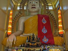 千燈寺院にやってまいりました。
大仏様です。
巨大です。
15mの高さらしいです。
今回の旅の無事を祈りに来ました。