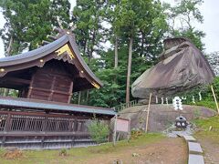 櫻山神社の境内にある巨大な石です。
烏帽子岩と呼ばれる巨石です。