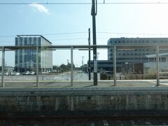 　広野駅に停車。2011年10月から2014年５月までは、いわき側の終着駅になっていて、2011年の年末に来たことがあります。
　周囲の住宅に帰還する人も少なく、駅から数キロで立ち入り禁止エリアとなっていた町も、今は駅裏が区画整理され産業の拠点に。
