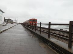 　JR氷見線の雨晴海岸を走る列車です。線路は海岸沿いにあり、冬の荒海が押し寄せ迫力があります。当日は雨模様で海は荒れていました。