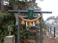 　富山湾越しに立山連峰を望む雨晴海岸は、源義経が奥州に落ちのびるとき、にわか雨にあった際に雨宿りした海岸という伝承が有名です。雨晴海岸の一角に義経岩があり、岩の上には「義経社」という小さな祠が祀られている。