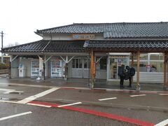 　JR城端駅の外観です。懐かしい感じする駅舎でした。