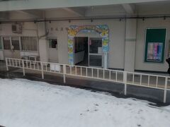 20年前にも来た千厩駅
(その時は、車だったけど)
昔は何もないところだったと記憶していたけど、思いの外、人の営みがあってビックリ
このあたりは雪が残っていた
